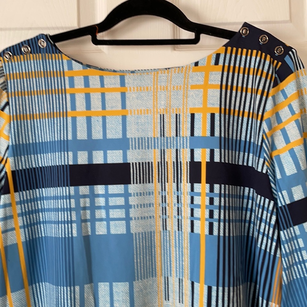 Beautiful top. - Picture 2 of 2